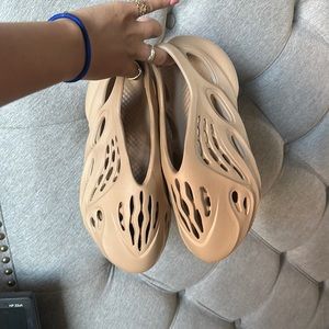 Adidas Yeezy Foam Runner ❤️❤️ Men size 7, women size 8